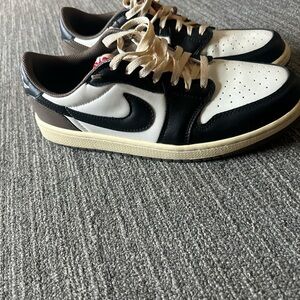 Nike Low-Top Sneakers in Black, White & Brown